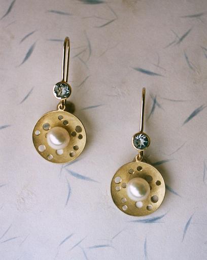 Akoya earrings with topaz